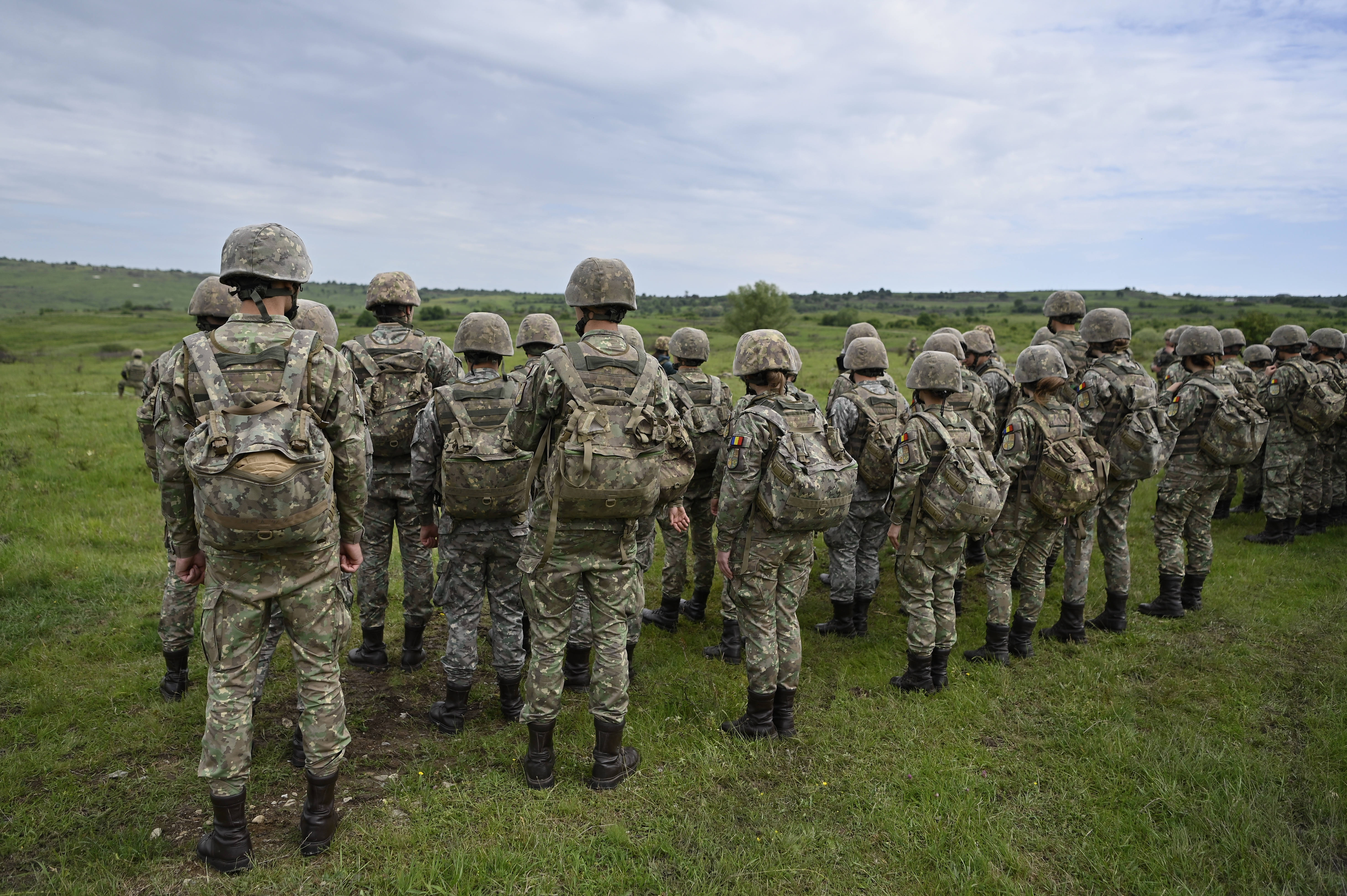 Trei români din patru au o părere bună despre introducerea stagiului militar pe bază de voluntariat (sondaj)