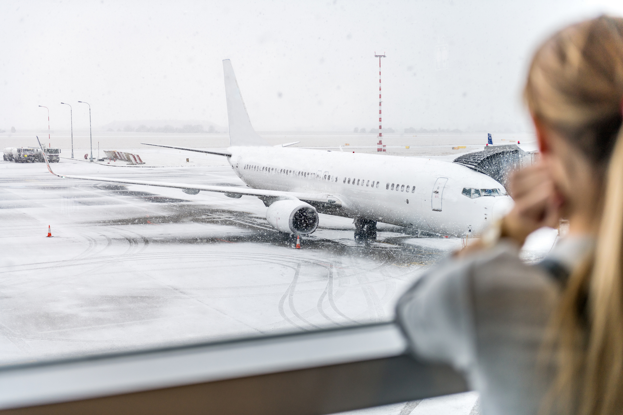 Operațiuni contracronometru. Cum sunt pregătite avioanele să decoleze de pe Otopeni, pe timp de iarnă