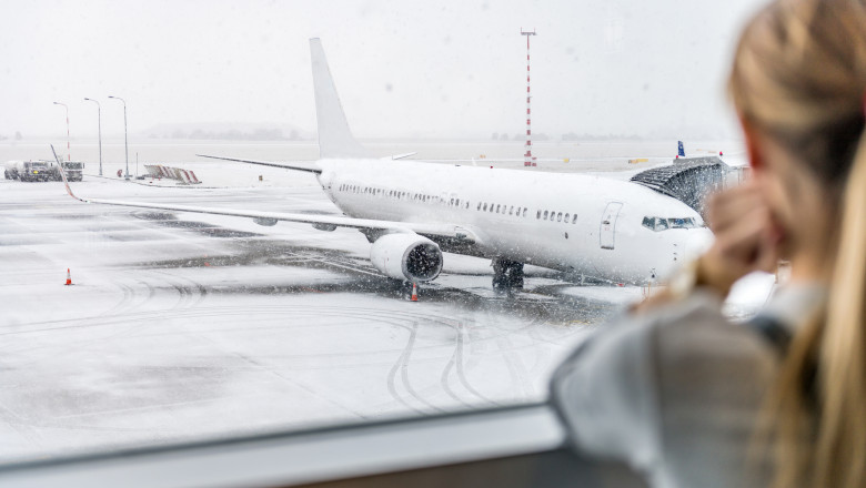 femeie in aeroport iarna