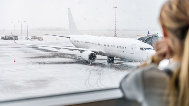 femeie in aeroport iarna