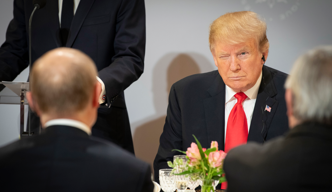 Donald Trump, între un joc de cărți și ruleta rusească în summitul cu Vladimir Putin. Asul din mâneca președintelui SUA