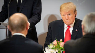 trump ii face cu ochiul lui putin