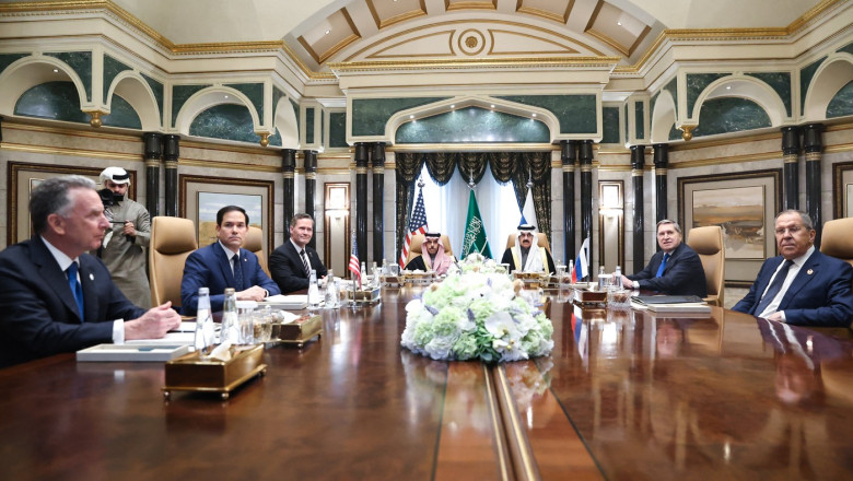 Delegația americană condusă de șeful Departamentului de Stat, Marco Rubio, în timpul discuțiilor de la Riad cu delegația rusă, condusă de ministrul de Externe, Serghei Lavrov