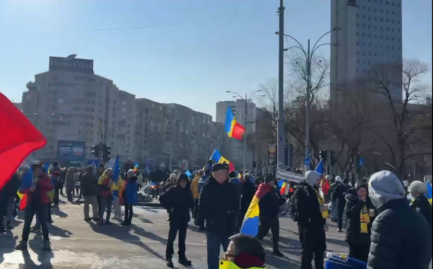 Miting în Capitală. Câteva sute de susținători ai AUR și ai lui Călin Georgescu au mai rămas să protesteze în Piața Victoriei