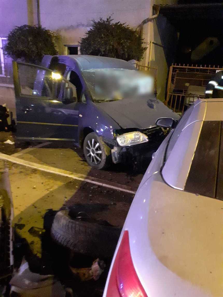O femeie de 29 de ani a murit într-un accident provocat de un tânăr de 19 ani. Ce s-a întâmplat