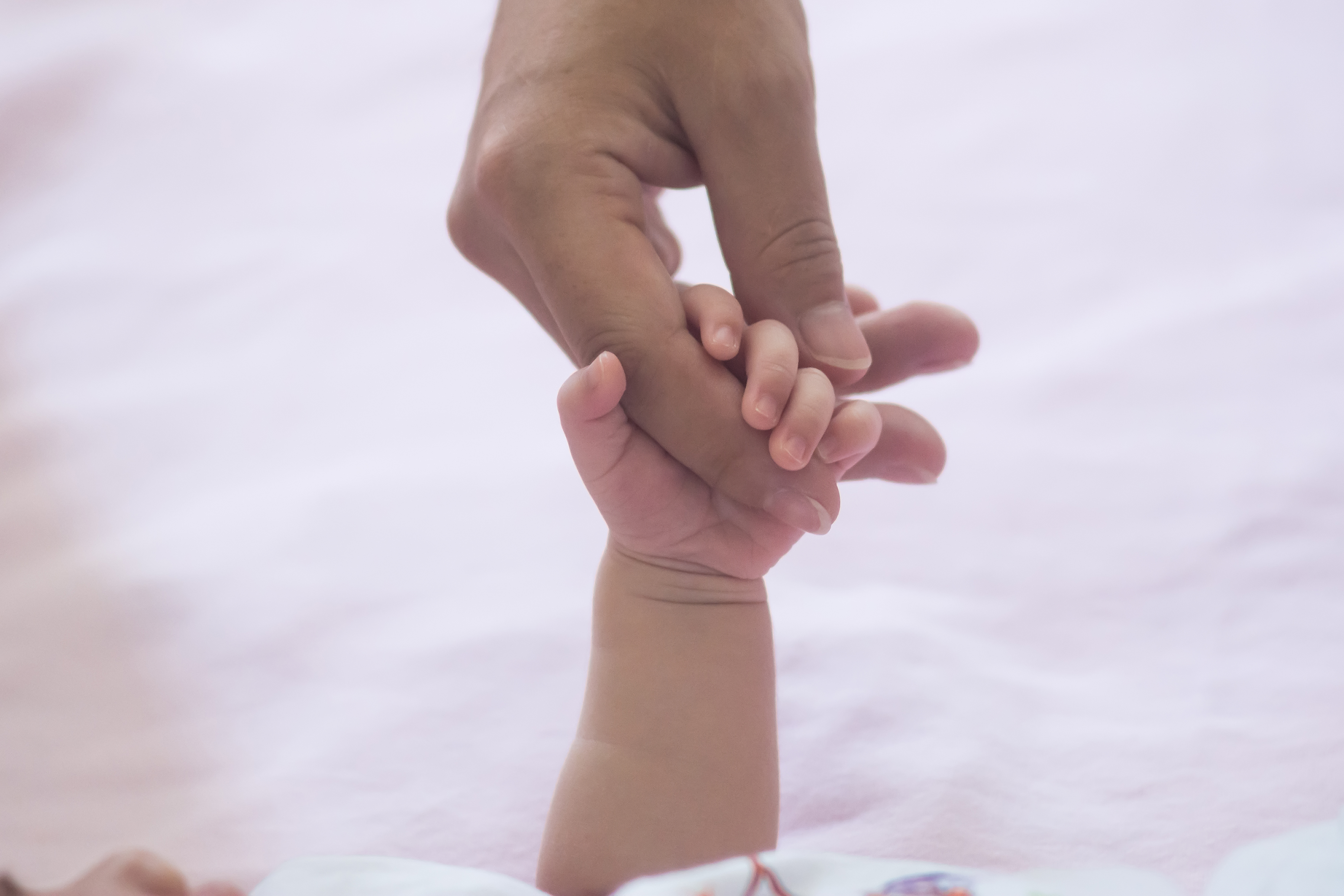 O femeie dă în judecată o clinică de fertilizare din SUA, după ce a fost obligată să renunțe la copilul pe care l-a născut