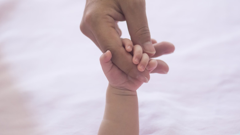 Eroare la o clinică de fertilizare din SUA: O femeie dă în judecată instituția după ce a fost obligată să renunțe la copilul pe care l-a născut