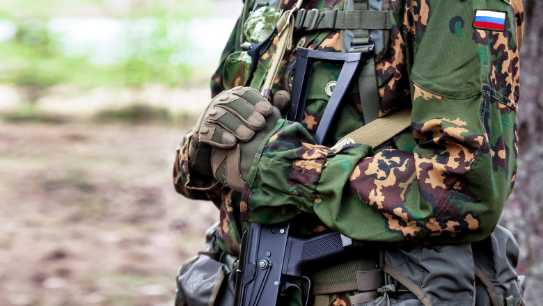 soldat rus cu o arma in mana