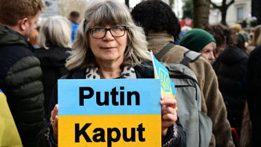 LONDON, ENGLAND: 22nd February 2025: Protesters demand to negotiate for peace on the 3rd anniversary of the invasion Russian troops out! Solidarity with the Ukrainian assembly at St Volodymyr Statue march to Russia ebbassy, London, England. (Photo by 李世惠/