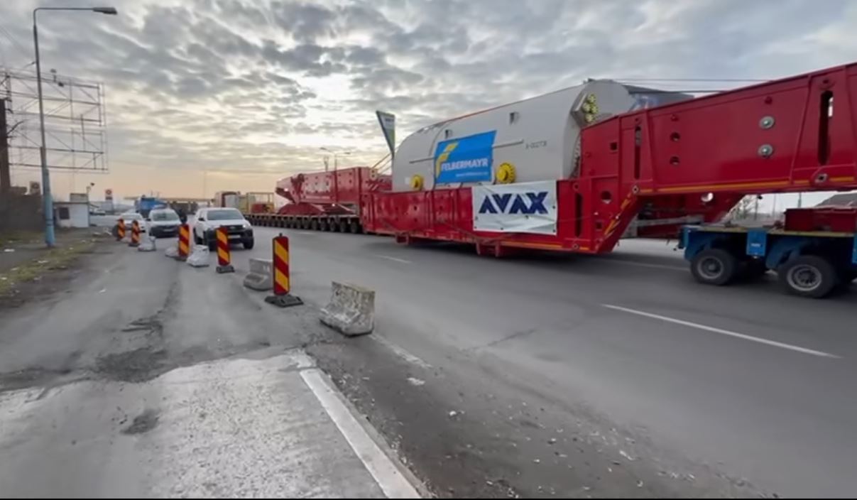 VIDEO Un transport agabaritic record pentru România, de aproape 800 de tone, traversează ţara către Termocentrala Mintia