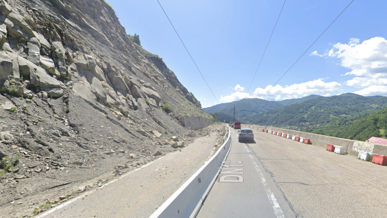 VIDEO  Senzori de impact instalaţi pe versanţi în zona barajului Siriu, unde au loc frecvent căderi de stânci pe DN 10