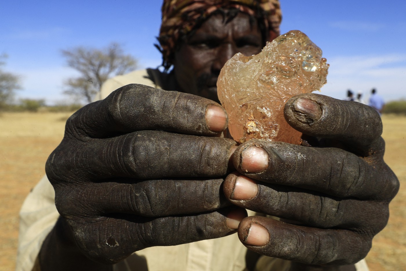 Un ingredient esențial din Coca-Cola, bomboane M&M's și rujuri L'Oreal este obiectul contrabandei din Sudanul devastat de război