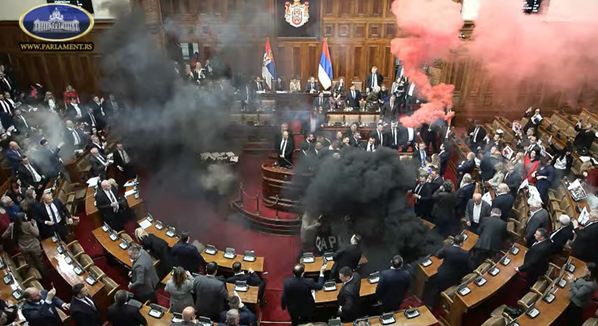 Haos în Parlamentul din Serbia. Fumigene aprinse, sticle aruncate în plen. Doi deputați au fost răniți, unul e în stare critică