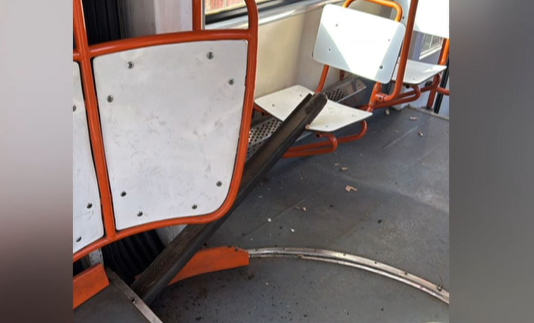 VIDEO La un pas de o tragedie: O bucată de șină a străpuns podeaua unui tramvai, pe un bulevard din București. Reacția STB