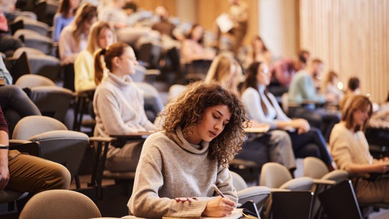 femei in sala de examen a facultatii