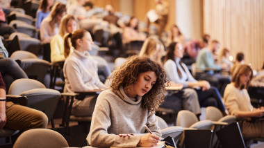 femei in sala de examen a facultatii