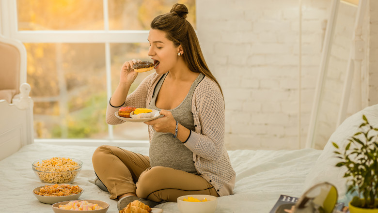 The,Pregnancy,Diet.,The,Woman,Eating,A,Lot,Of,Sweets