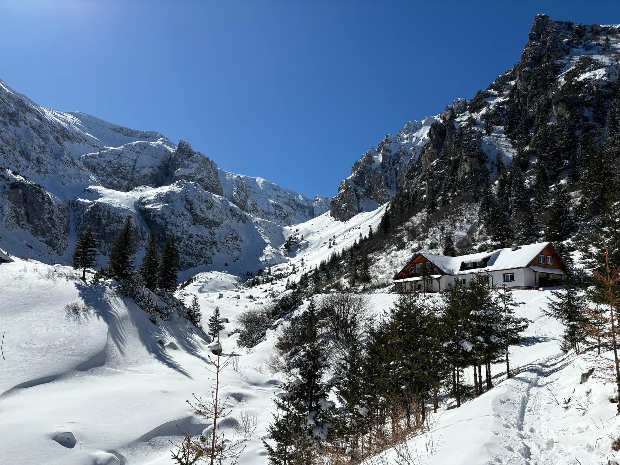 Atenționare Salvamont: Avalanșă în Munții Bucegi. Turiștii sunt sfătuiți să evite traseele montane
