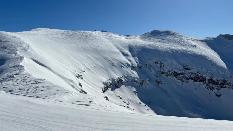 Atenționare Salvamont: Avalanșă în Munții Bucegi. Turiștii sunt sfătuiți să evite traseele montane