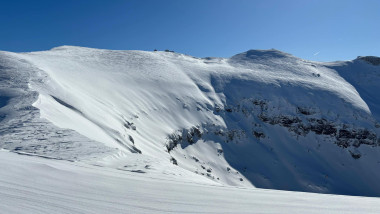 Atenționare Salvamont: Avalanșă în Munții Bucegi. Turiștii sunt sfătuiți să evite traseele montane