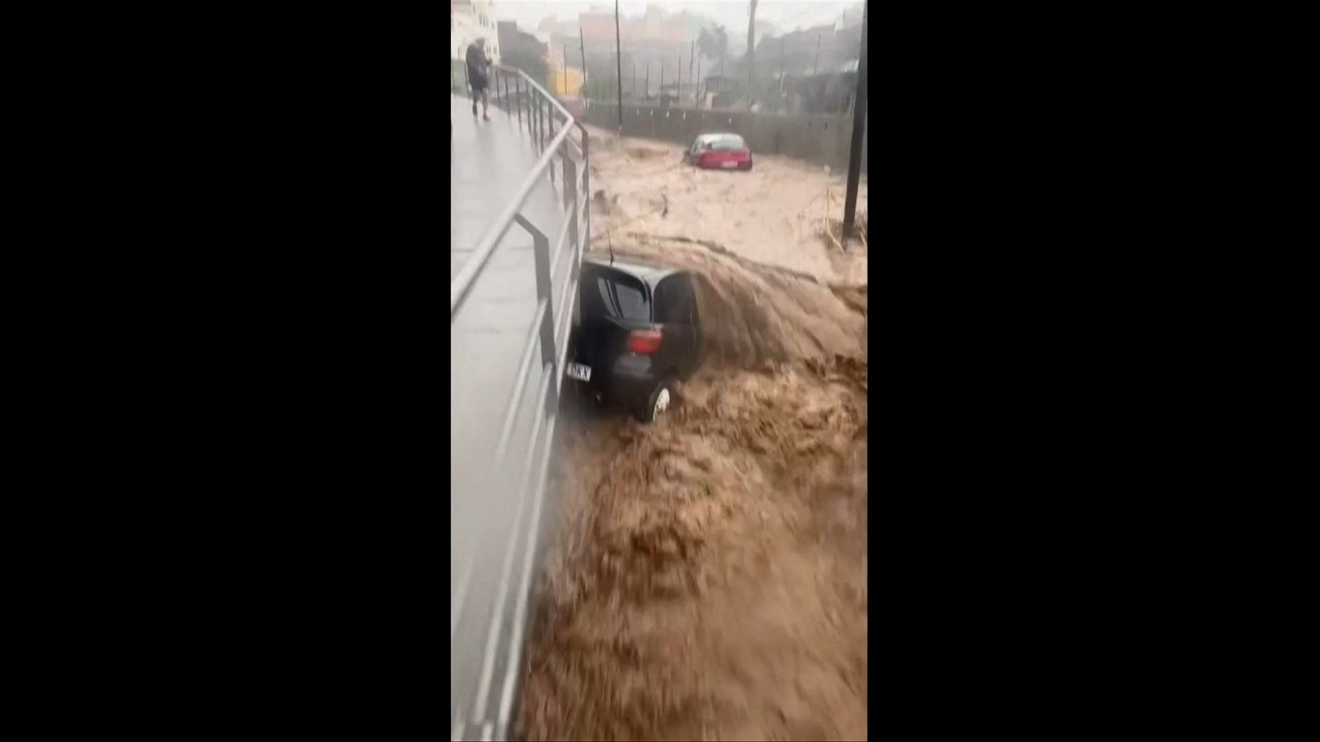 Spania, lovită din nou de inundații: zeci de oameni salvați și autoturisme luate de apă. Autoritățile, în alertă