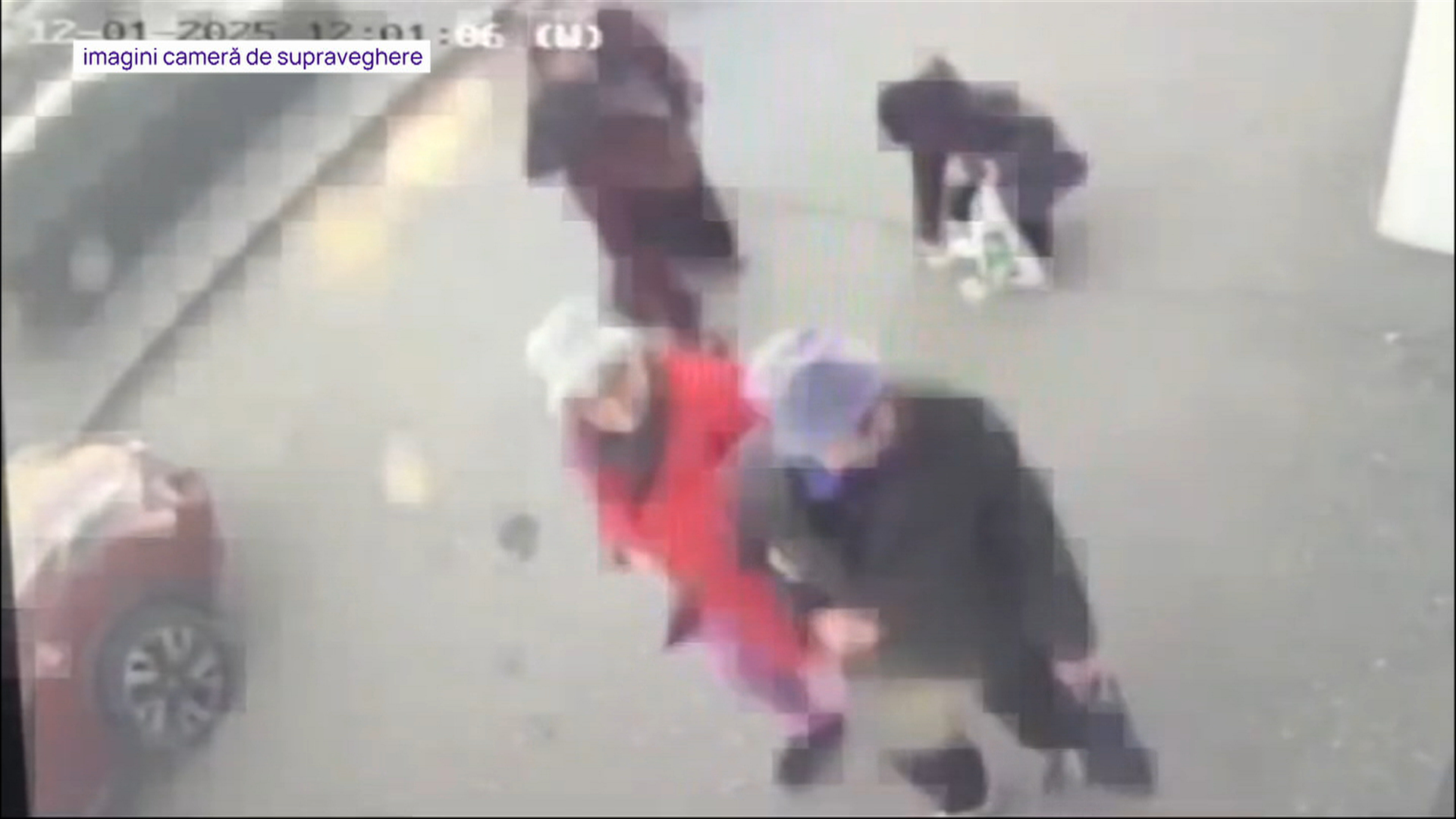 O bătrână a fost tâlhărită pe o stradă din Craiova de două femei, după ce a scăpat bani pe jos. Momentul, surprins de camerele din zonă