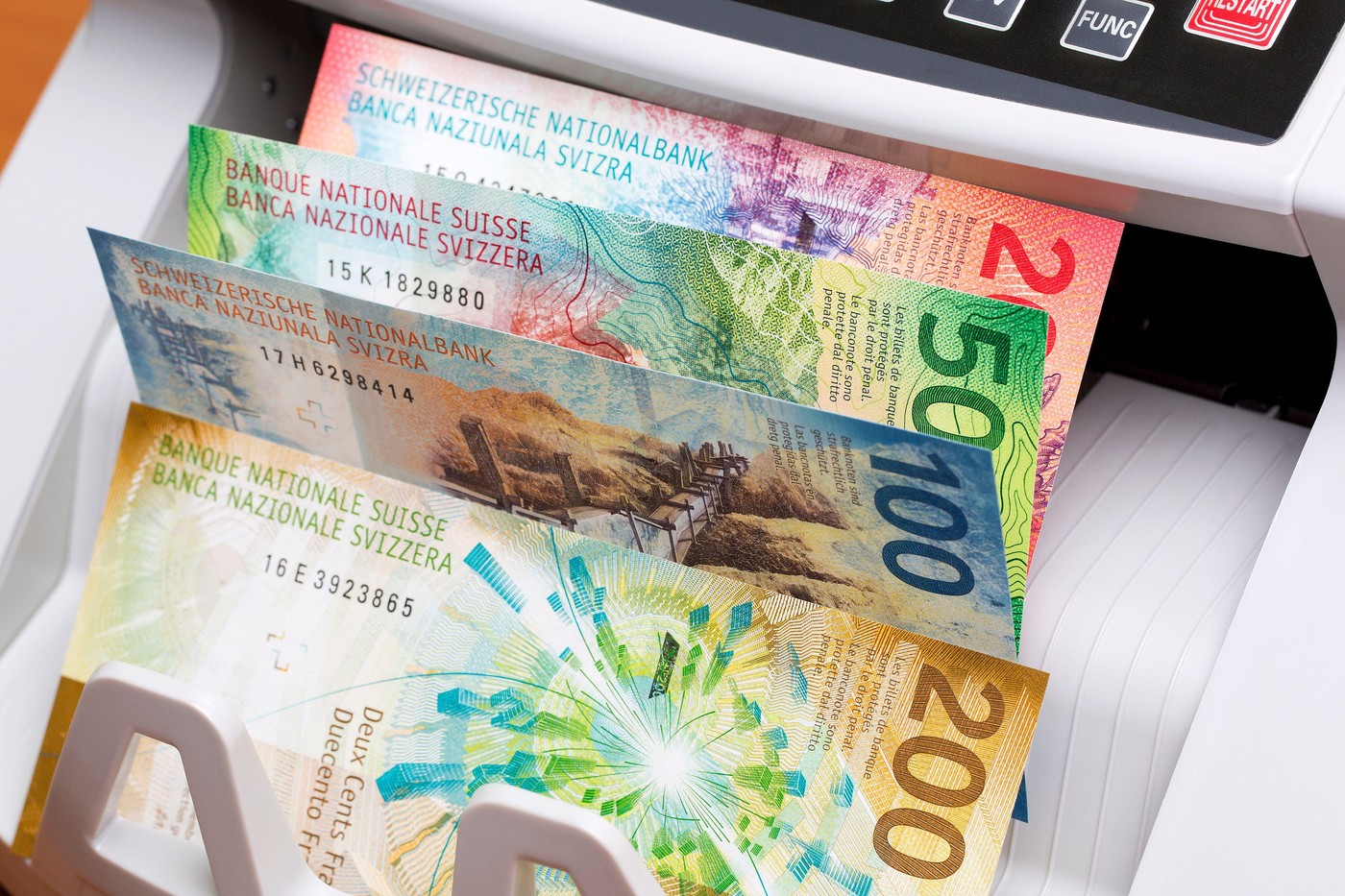 Plata cash, pe cale să devină lege în Elveția. Deputații votează pentru protejarea bancnotelor în fața plăților electronice