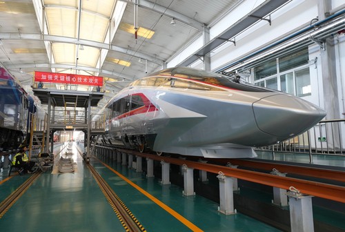 Cum arată cel mai rapid tren de mare viteză din lume, aflat în teste la Beijing. Poate ajunge până la 450 km/h