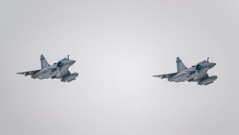 2 avioane mirage 2000 in zbor