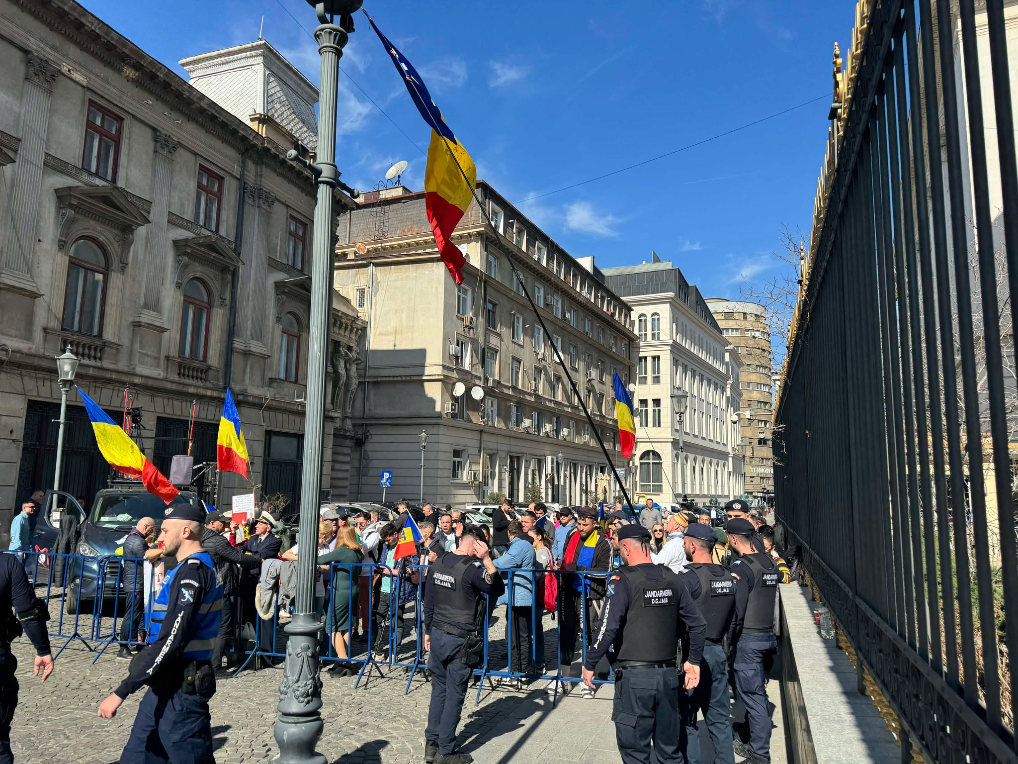 Călin Georgescu își depune astăzi candidatura la alegerile prezidențiale. Susținătorii săi îl așteaptă la BEC cu pancarte