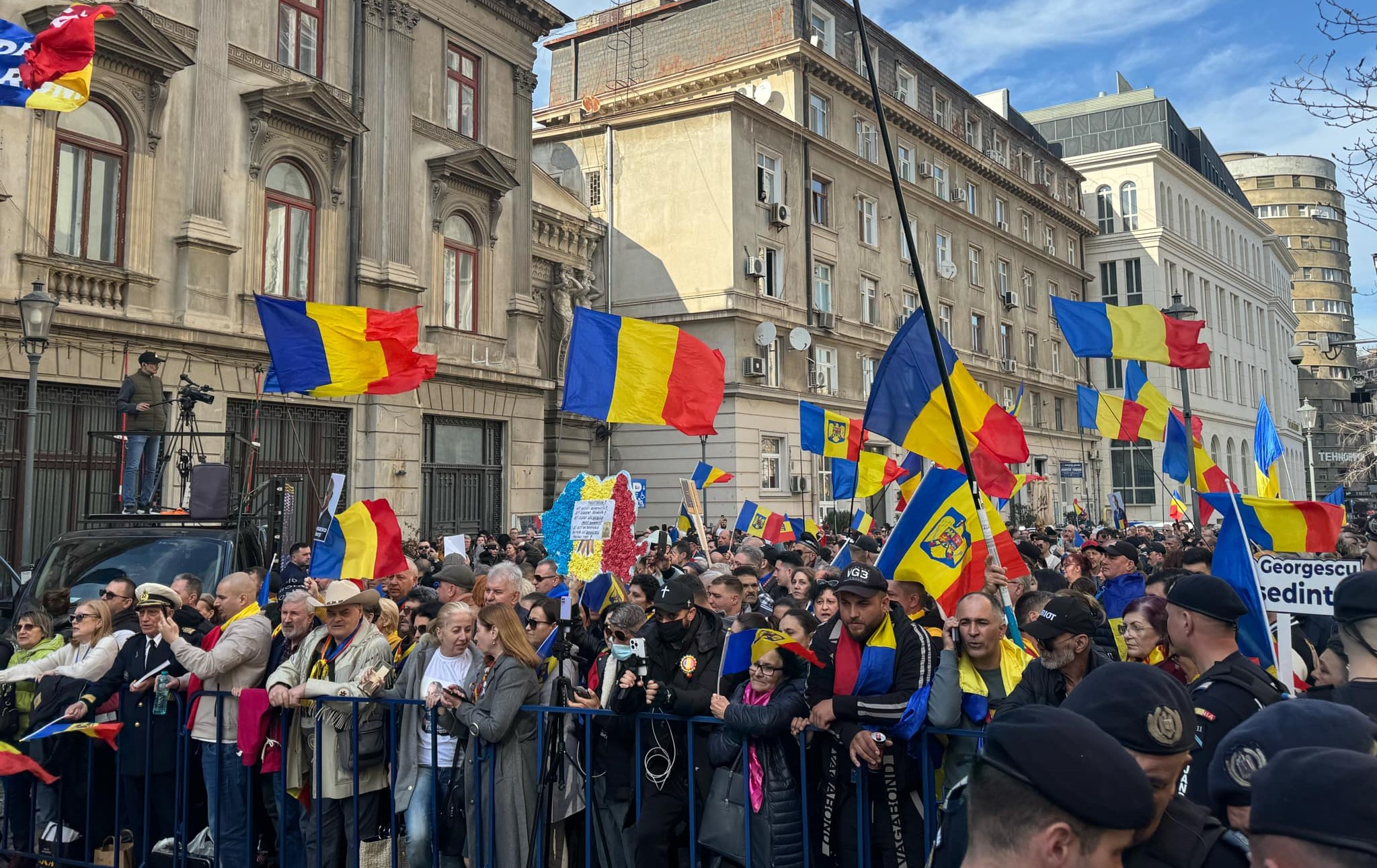 Călin Georgescu a ajuns la Biroul Electoral Central pentru a-și depune candidatura la alegerile prezidențiale