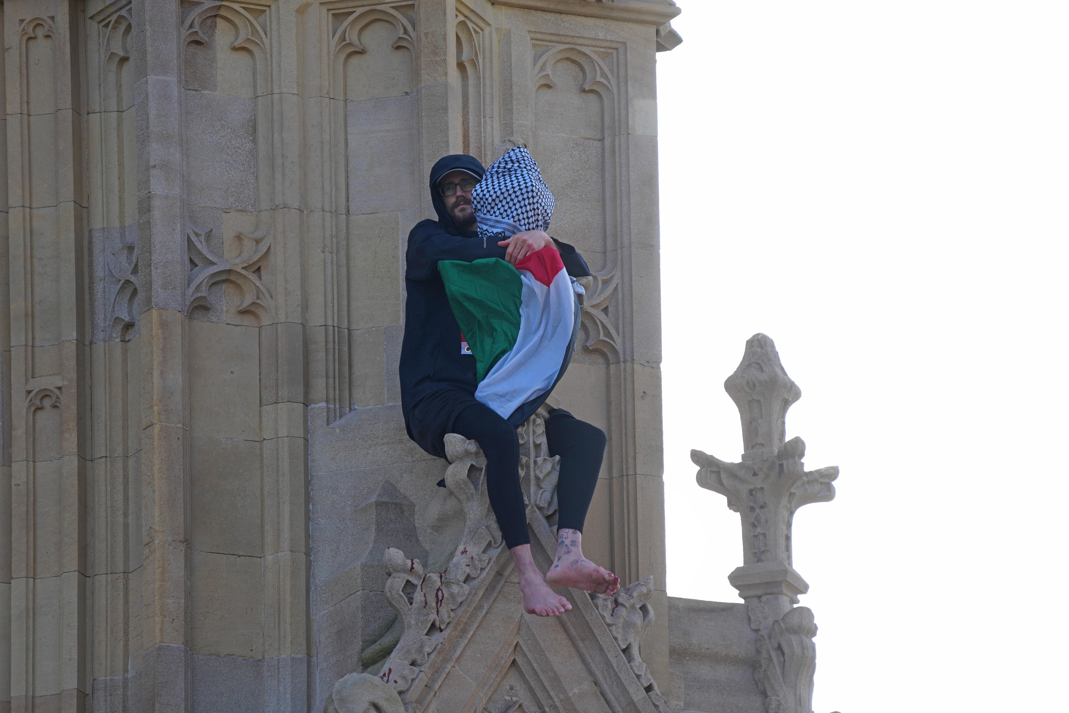 Momente tensionate în centrul Londrei, după ce un bărbat a escaladat turnul Big Ben în semn de protest