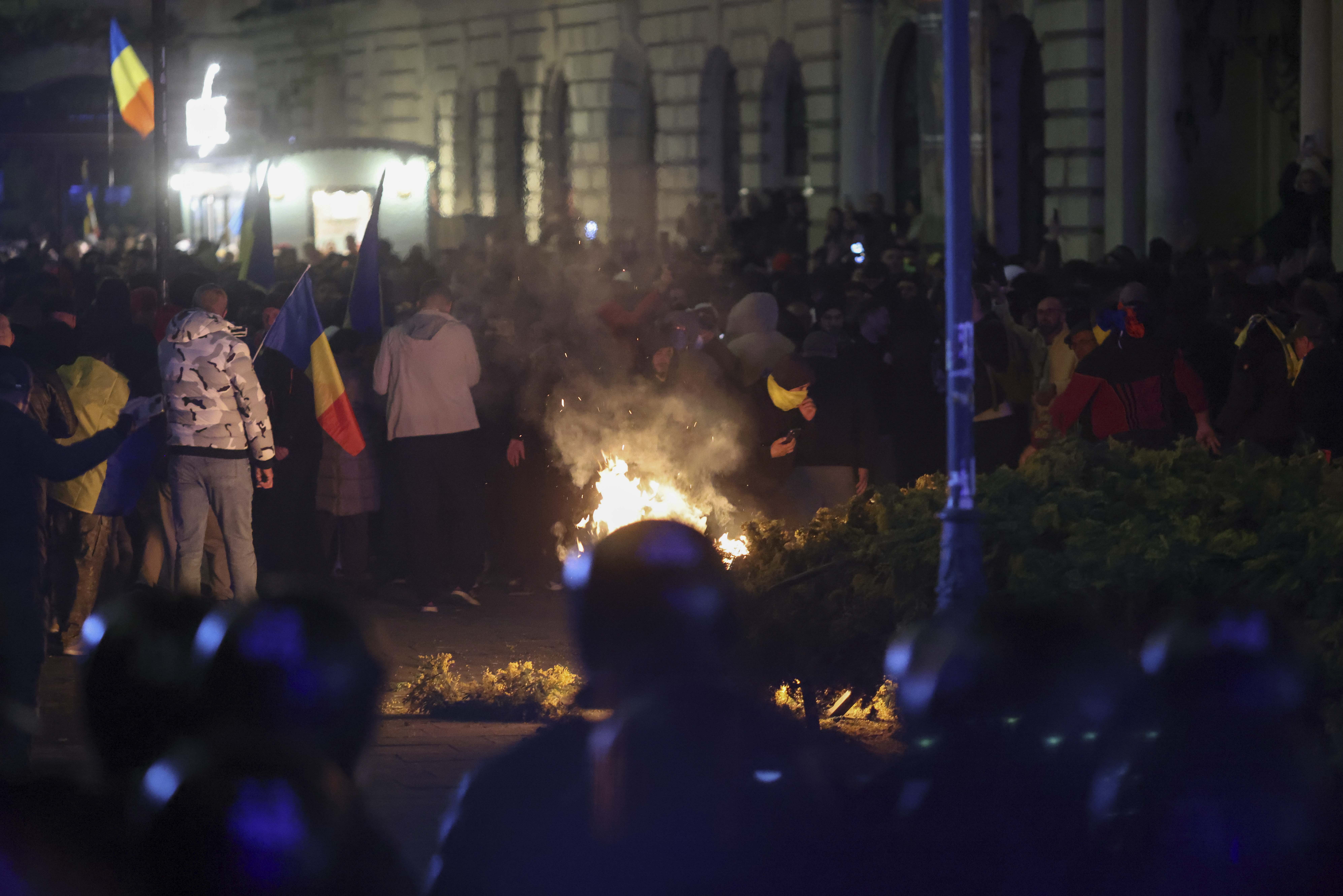 Patru protestatari reținuți după violențele susținătorilor lui Georgescu din fața BEC: jandarmi atacați, o mașină Digi24 vandalizată