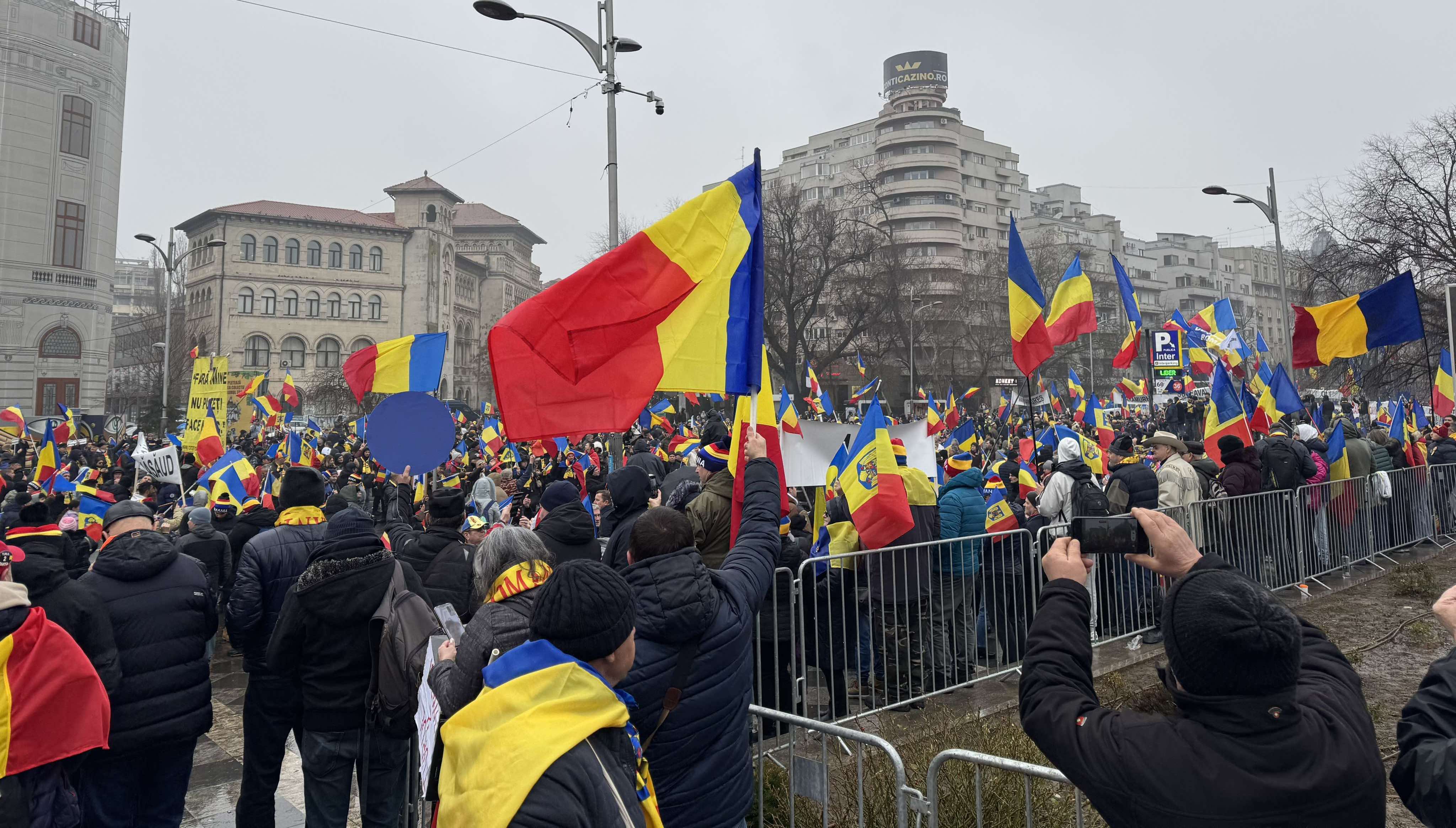 Îmbrânceli cu jandarmii la protestul AUR. Călin Georgescu a ținut un discurs: Vreau să fiu judecat prin votul vostru