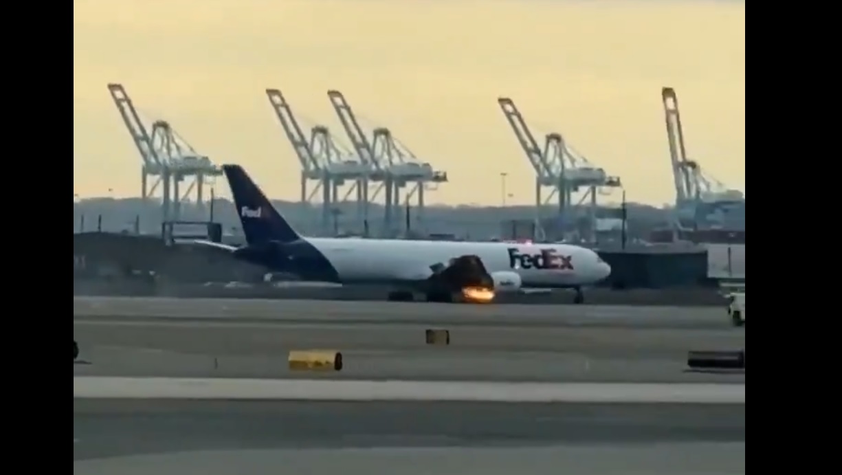 Momentul în care un avion Boeing 767 aterizează cu motorul în flăcări. „Credem că am văzut motorul căzând de pe aripa dreaptă”