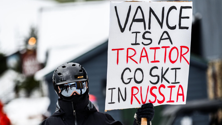 protestatar cu pancarta Vance este un tradator