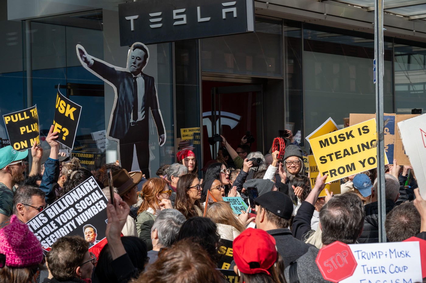 Nouă persoane au fost arestate după ce au protestat împotriva lui Musk, la o reprezentanţă Tesla din New York. „Fără dictatori în SUA”
