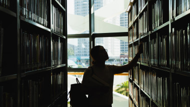 studenta in biblioteca