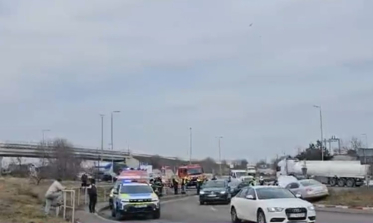 Accident grav cu trei mașini pe A4, în județul Constanța, după ce o basculantă a rămas fără frâne. O fetiță de 4 ani, printre victime