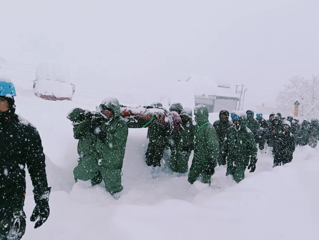 Zeci de muncitori din India au fost salvați după ce au stat 60 de ore blocați în containere metalice lovite de o avalanșă în Himalaya
