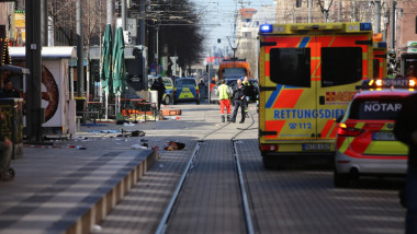 Alertă în Germania: O mașină a intrat cu viteză într-o mulțime de oameni.