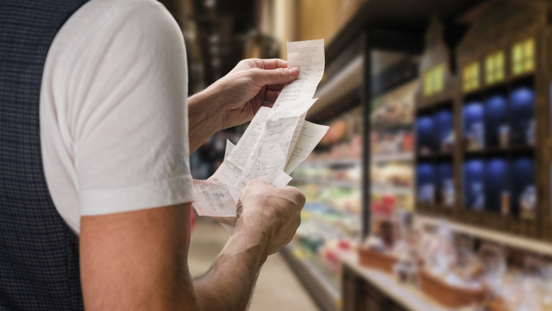 Noi scumpiri la alimente în România, sunt anunțate prețuri și cu 35% mai mari. „Mâncăm cât mai puțin, ce să facem?” Ce spun economiștii