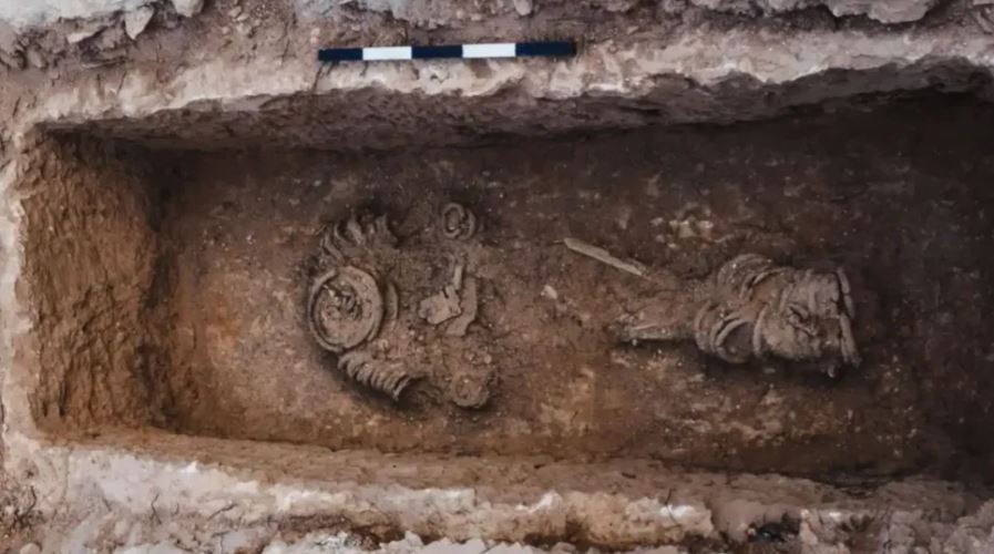 Scheletul unei femei care a trăit în urmă 1.500 de ani, descoperit înfășurat în lanțuri, lângă Ierusalim. Explicația arheologilor