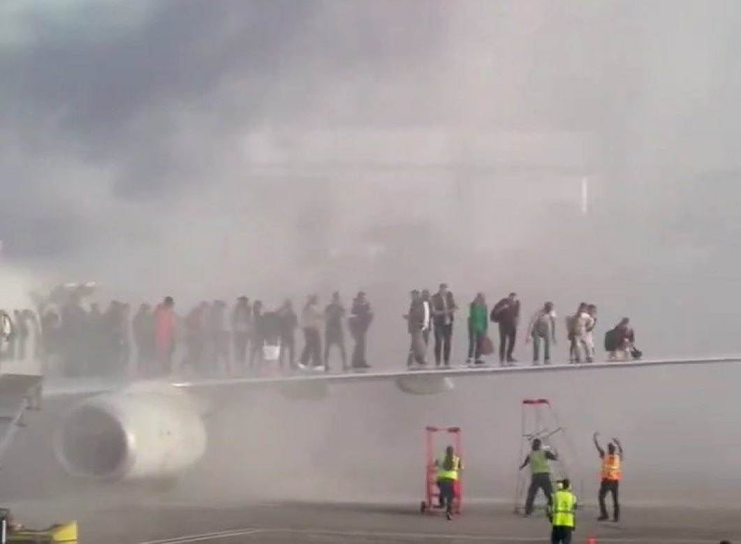 Nou incident aviatic. Pasagerii unui avion American Airlines, evacuați pe aripă, după ce aparatul a luat foc pe aeroport în Denver