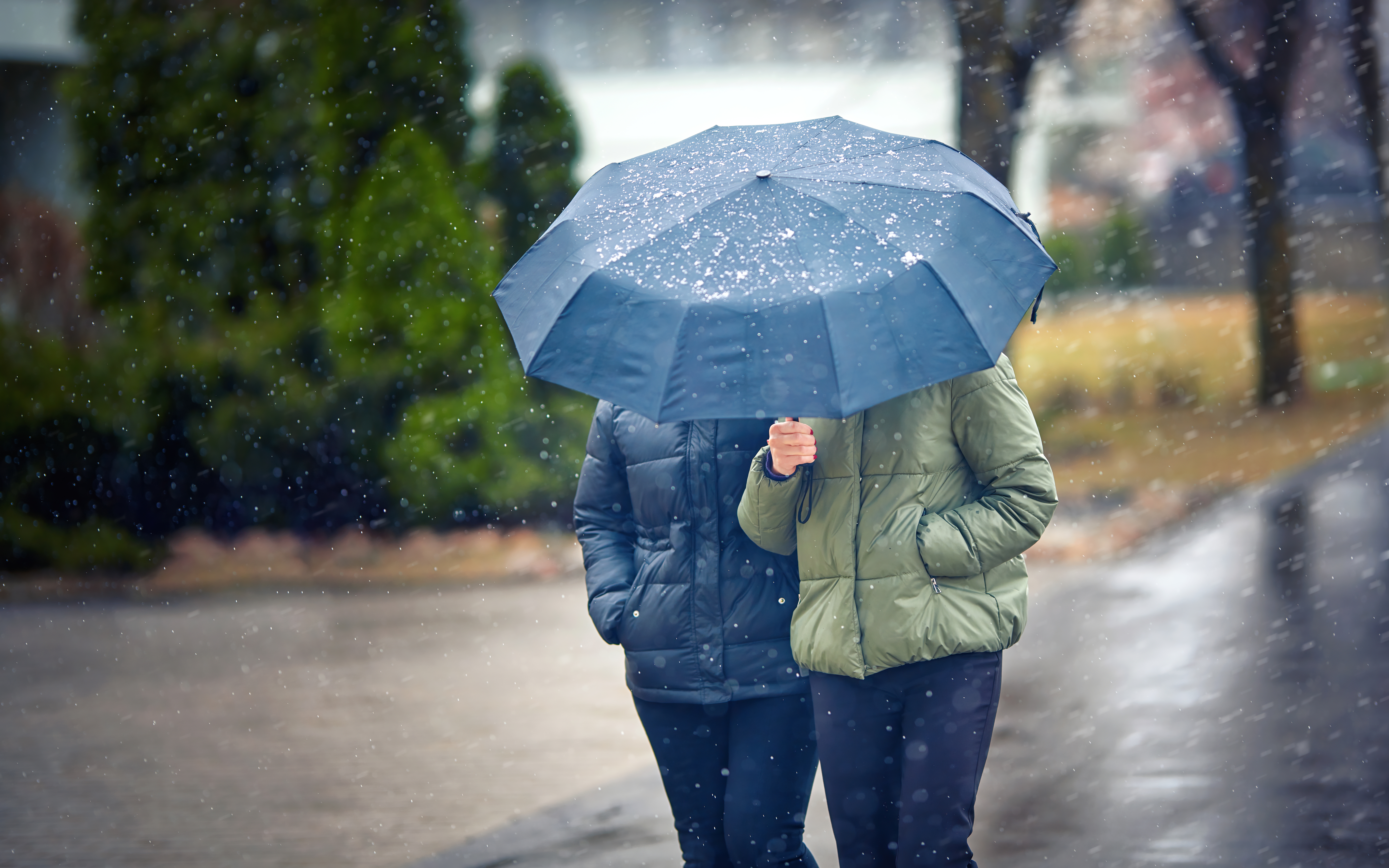 Meteorologii au prelungit alertele de ploi și vânt puternic. ANM avertizează că vremea se răcește: unde vor fi lapoviță și ninsoare