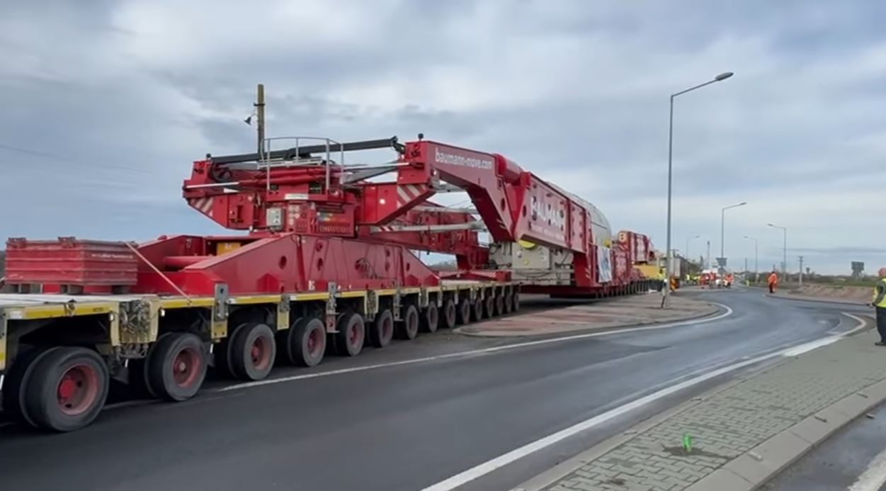 VIDEO Un nou transport agabaritic de mari dimensiuni, cu greutatea de 788 tone, a intrat în România. Ce traseu va parcurge