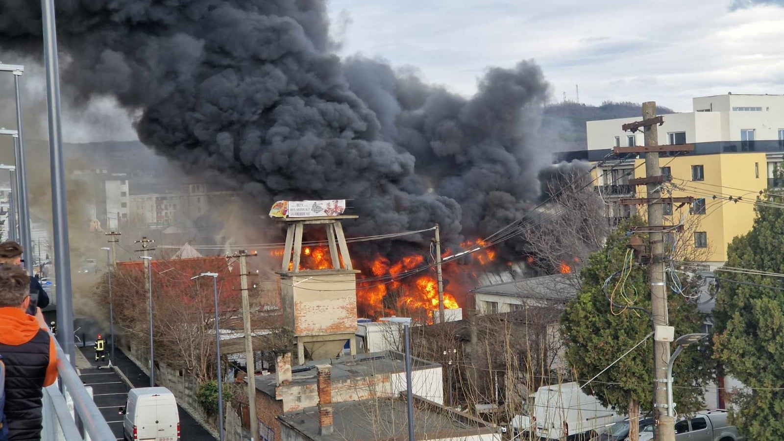 Incendiu violent la un depozit din Sibiu: Zeci de locatari evacuați. Mai multe vehicule, distruse în totalitate