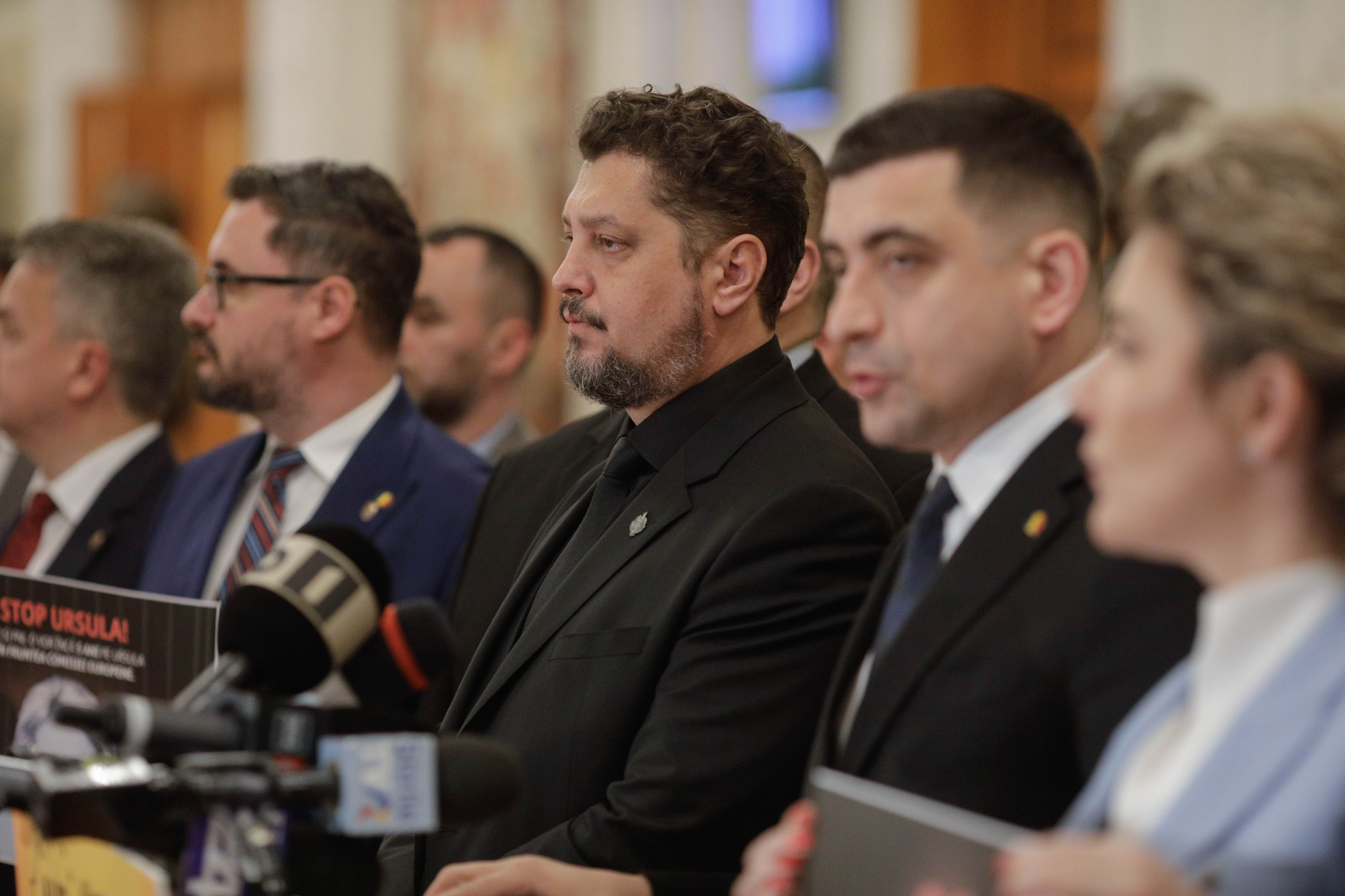 Târziu, întrebat dacă îi va cere lui demisia lui Simion: Nu poți să exerciți puterea cu mână de fier și, dacă eșuezi, să nu răspunzi
