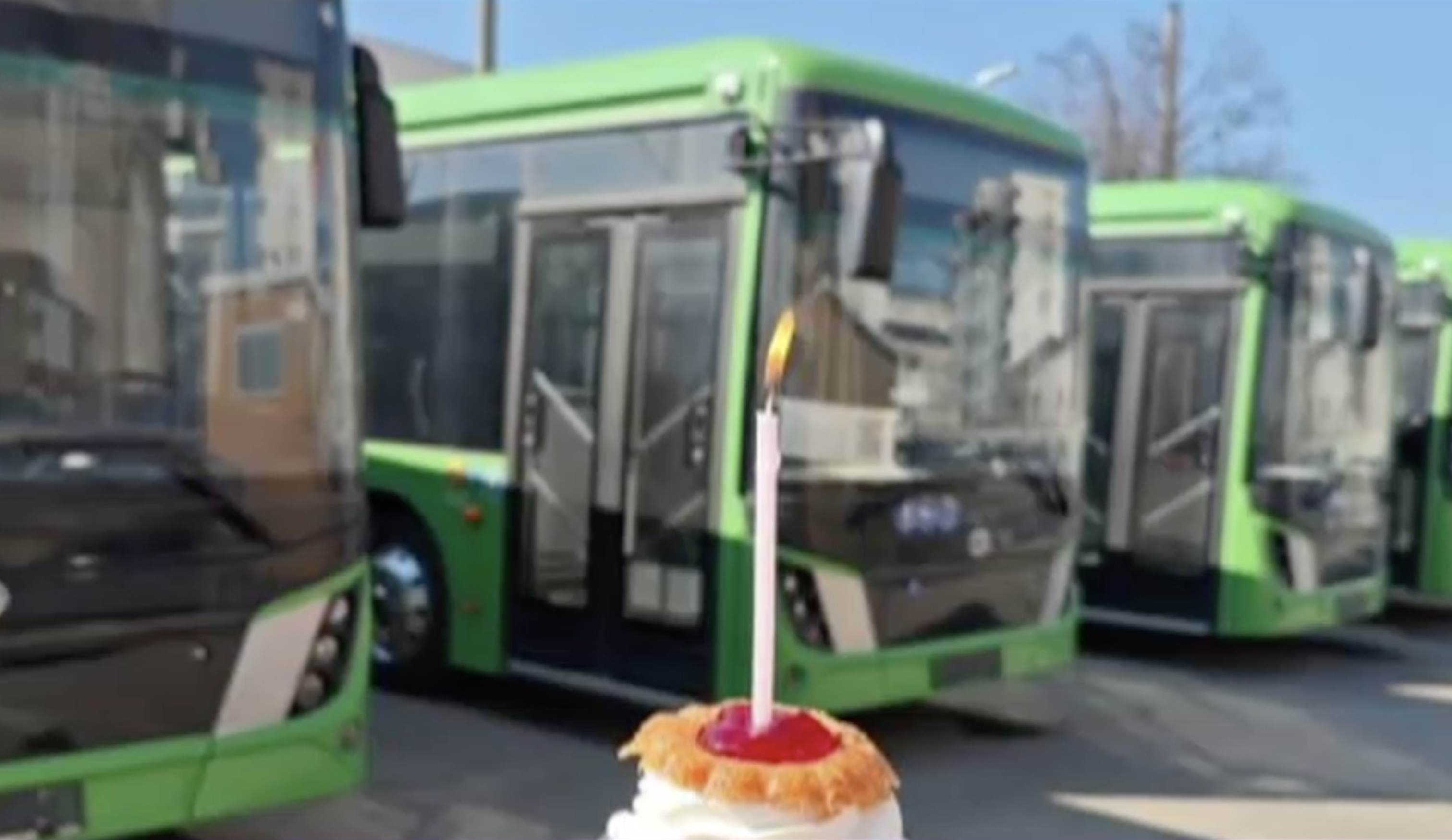 Autobuze electrice de trei milioane de euro, ținute în parcare, la Popești Leordeni. De ce nu sunt puse în circulație