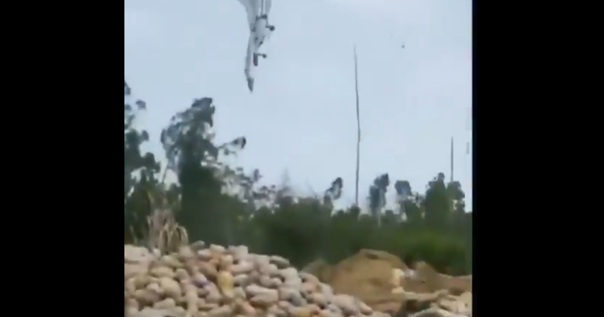 Un avion militar s-a prăbușit în China în timpul unui antrenament. Pilotul s-a salvat în ultima clipă|EpicNews